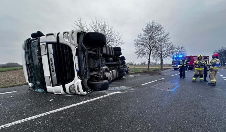 Ciężarówka na boku na DK92