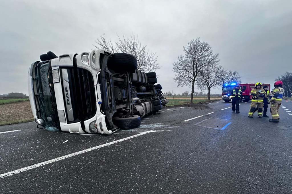 Ciężarówka na boku na DK92