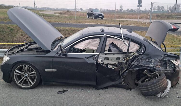 Zderzenie ciężarówki z samochodem osobowym - jedna osoba trafiła do szpitala