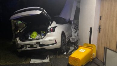 Pomyliła gaz z hamulcem i wjechała w bramę