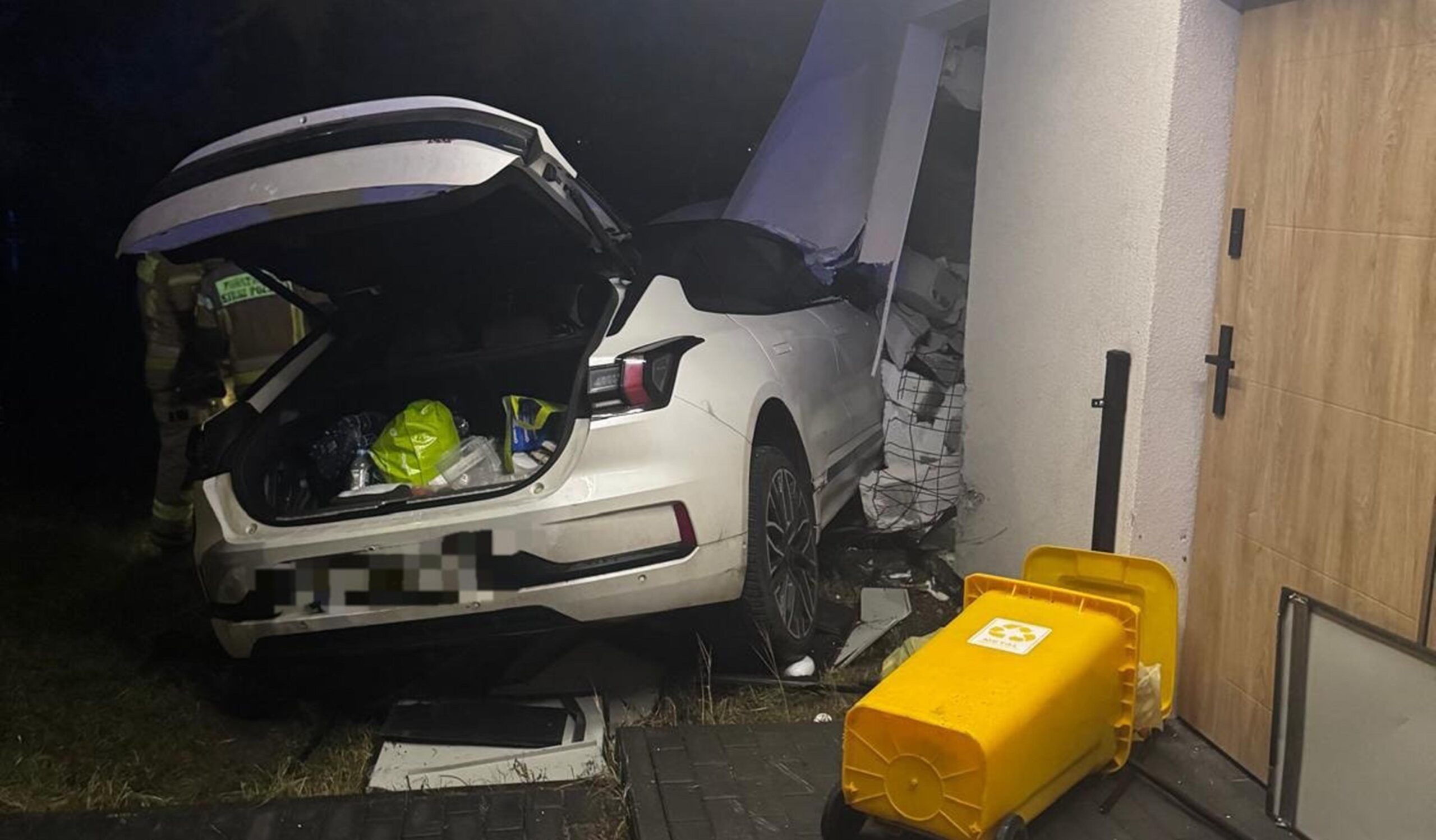 Pomyliła gaz z hamulcem i wjechała w bramę