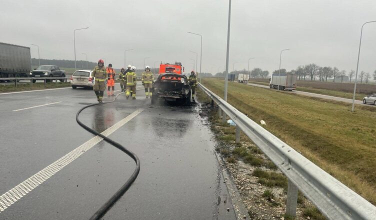 Pożar osobówki na S61