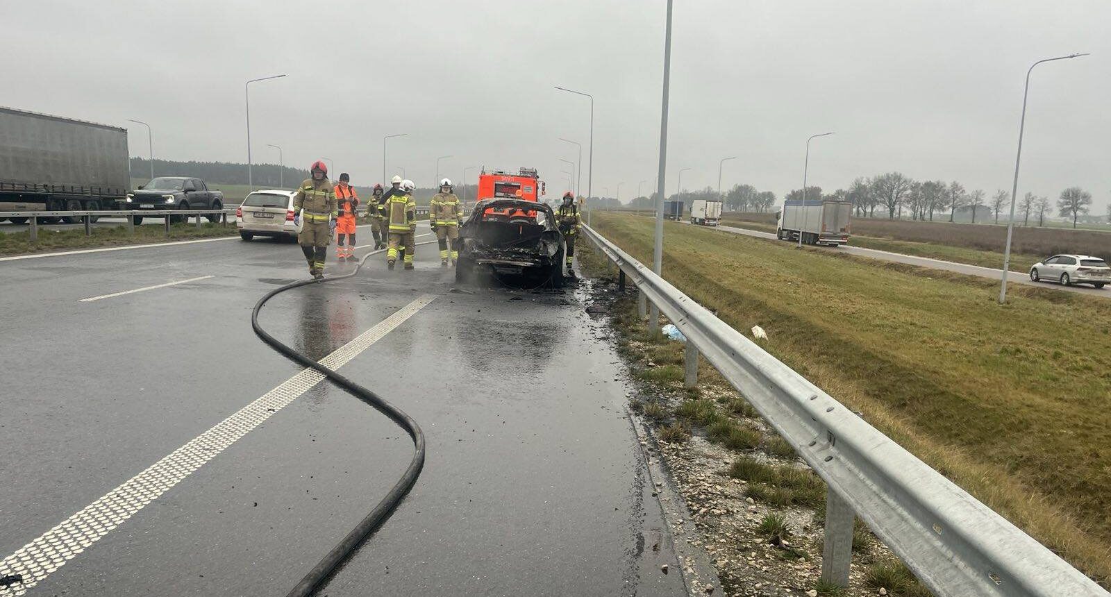 Pożar osobówki na S61