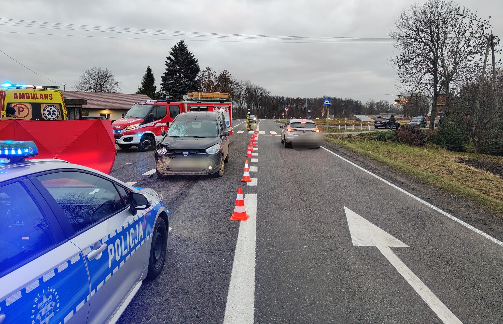 Potrącenie pieszej na krajowej 62. Kobieta w stanie ciężkim została przetransportowana LPR do szpitala