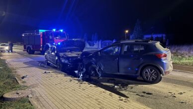 Zderzenie trzech osobówek w Sochaczewie. Dwie osoby trafiły do szpitala.