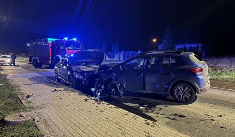 Zderzenie trzech osobówek w Sochaczewie. Dwie osoby trafiły do szpitala.