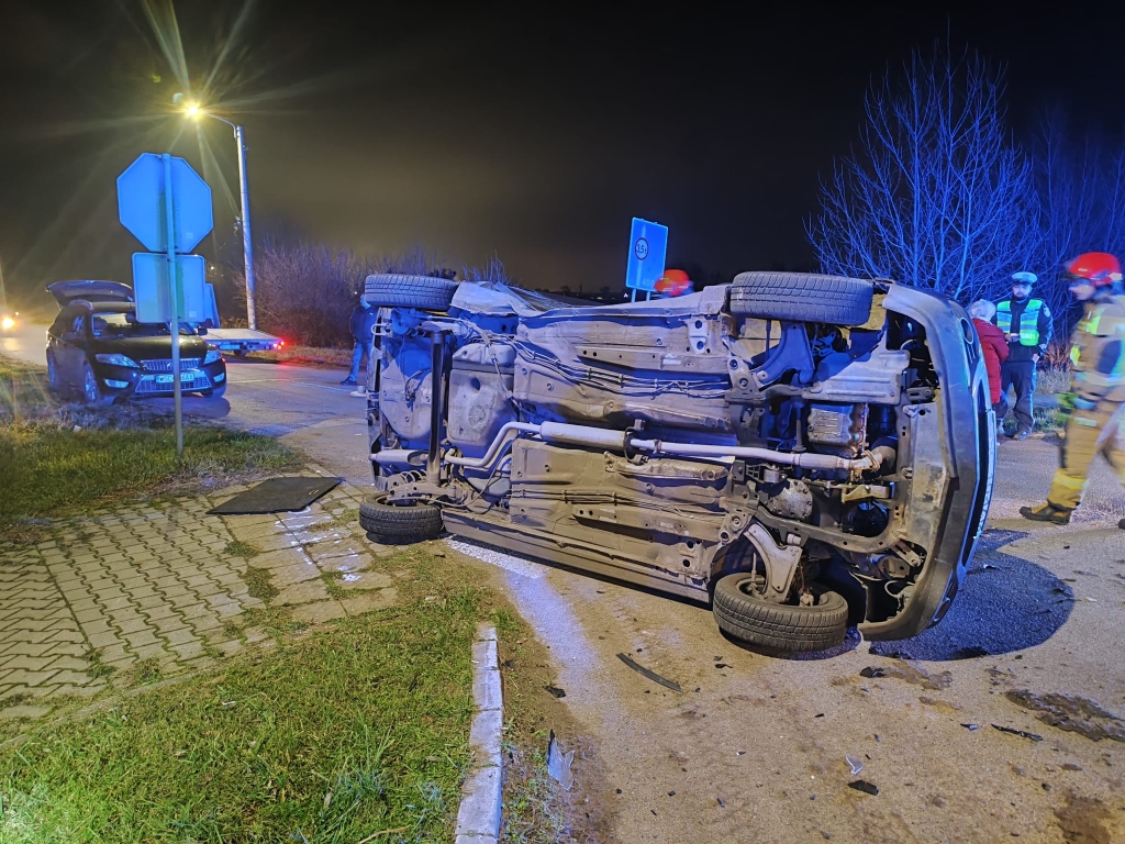 Zderzenie dwóch samochodów w Elżbietowie