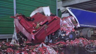 Ciężarówka wjechała w barierki na trasie S7. Setki puszek, z piwem wypadły, na drogę