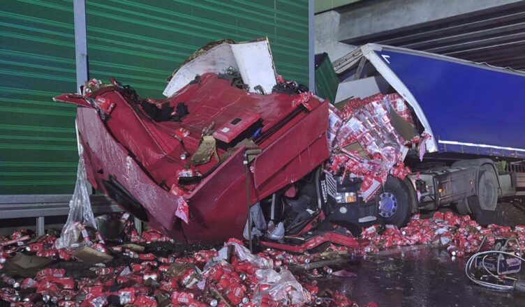 Ciężarówka wjechała w barierki na trasie S7. Setki puszek, z piwem wypadły, na drogę