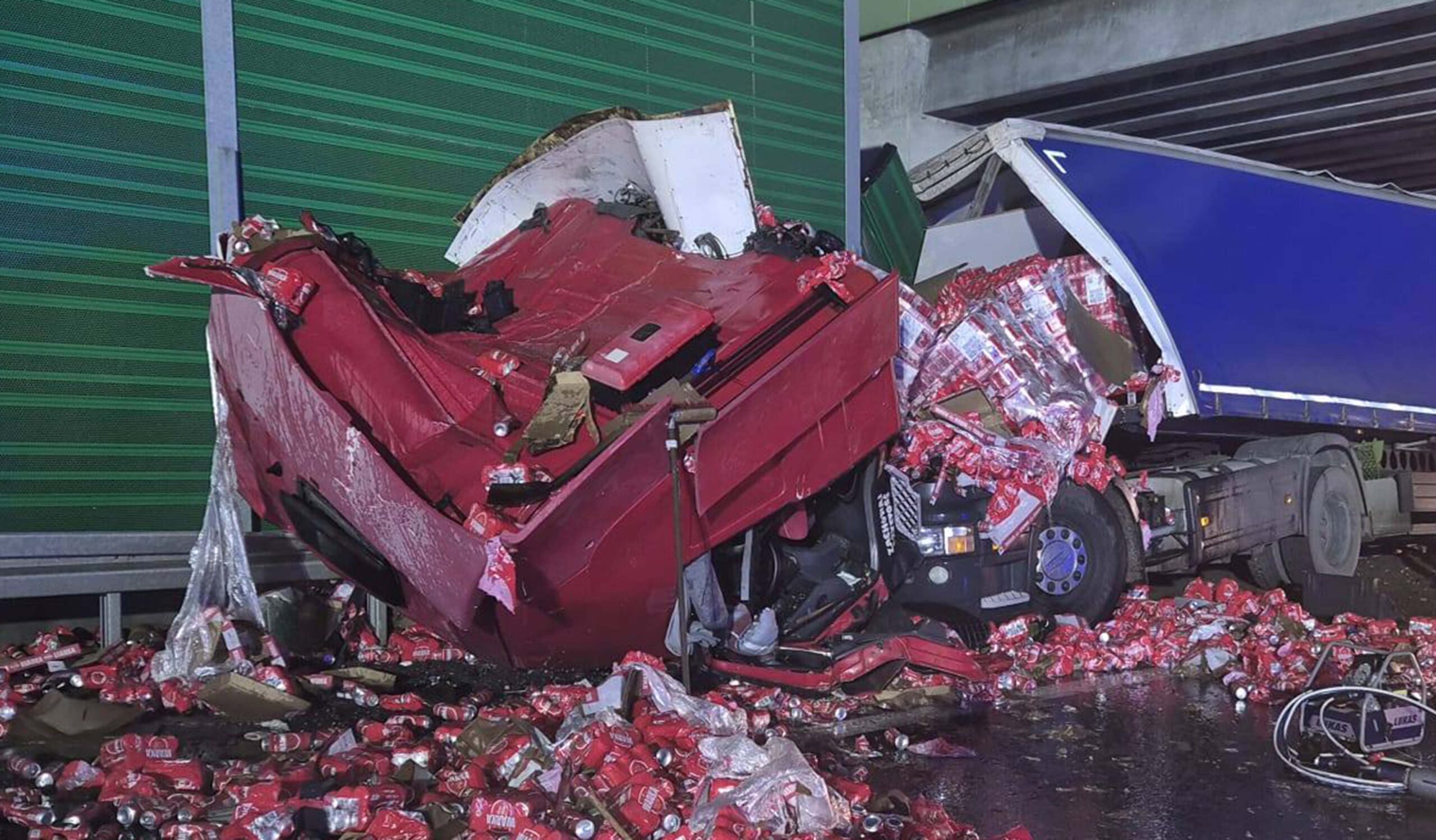 Ciężarówka wjechała w barierki na trasie S7. Setki puszek, z piwem wypadły, na drogę