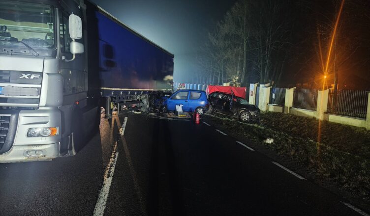Tragiczny wypadek na DK50 - zderzenie ciężarówki i dwóch osobówek