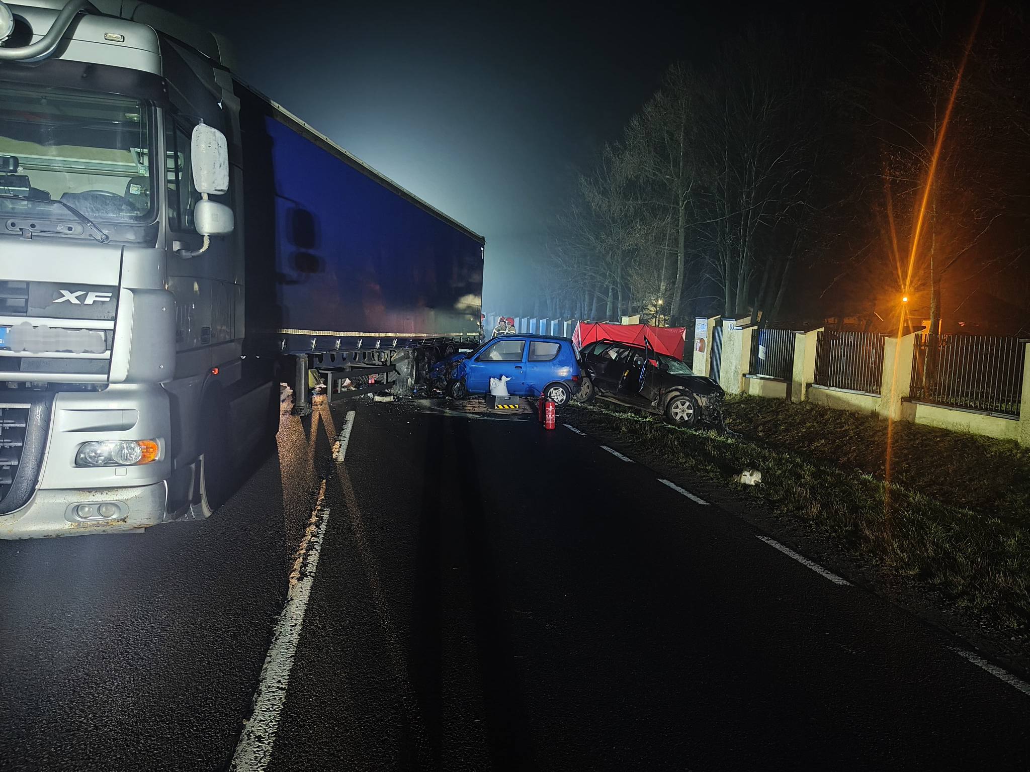 Tragiczny wypadek na DK50 - zderzenie ciężarówki i dwóch osobówek