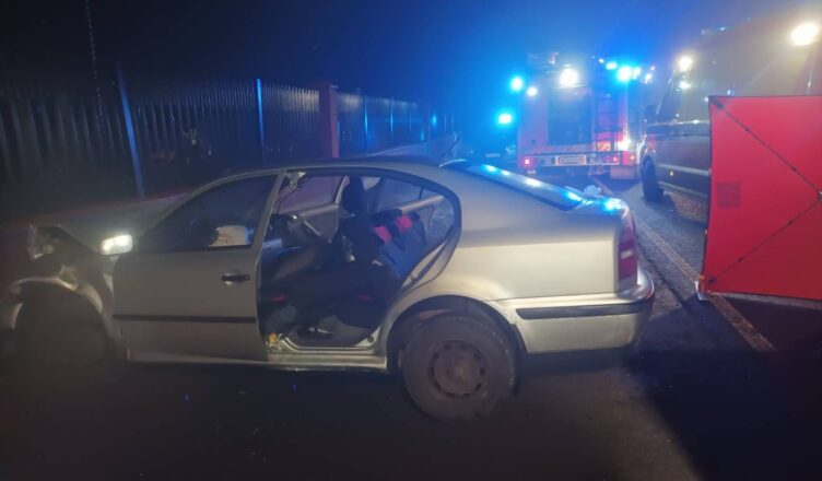 Śmiertelny wypadek. Osobówka uderzyła w ogrodzenie cmentarza. Zginął kierowca.