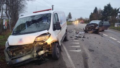 Zderzenie busa z osobówką - jedna osoba trafiła do szpitala