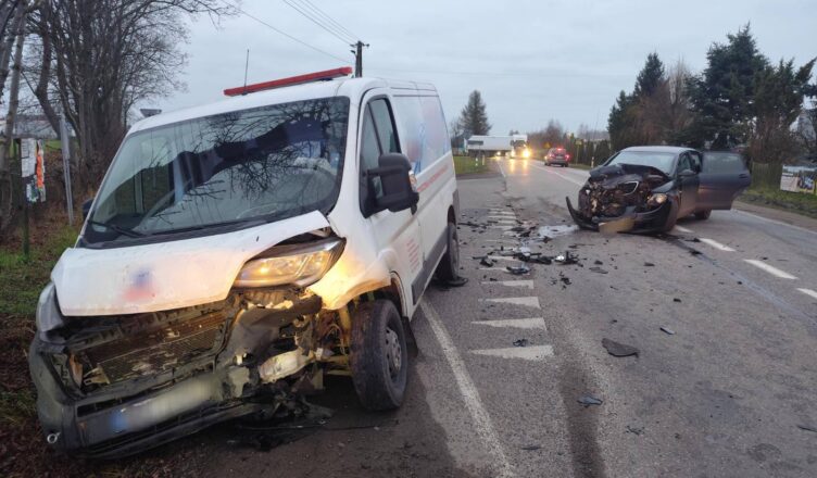 Zderzenie busa z osobówką - jedna osoba trafiła do szpitala