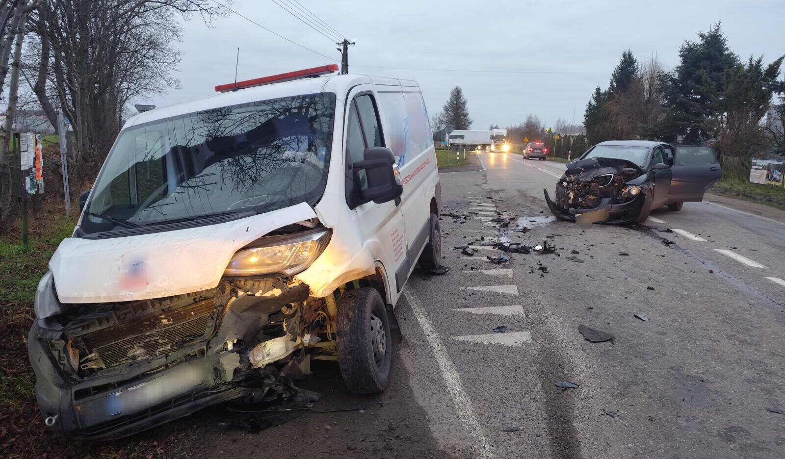 Zderzenie busa z osobówką - jedna osoba trafiła do szpitala