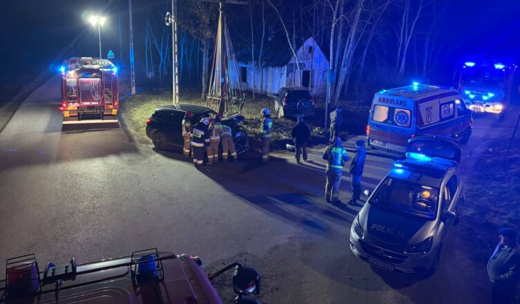 Zderzenie samochodów osobowych w Adamowej Górze - jedna osoba trafiła do szpitala