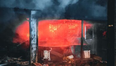 Nocny pożar kontenerów handlowych przy ul. Bakalarskiej w Warszawie