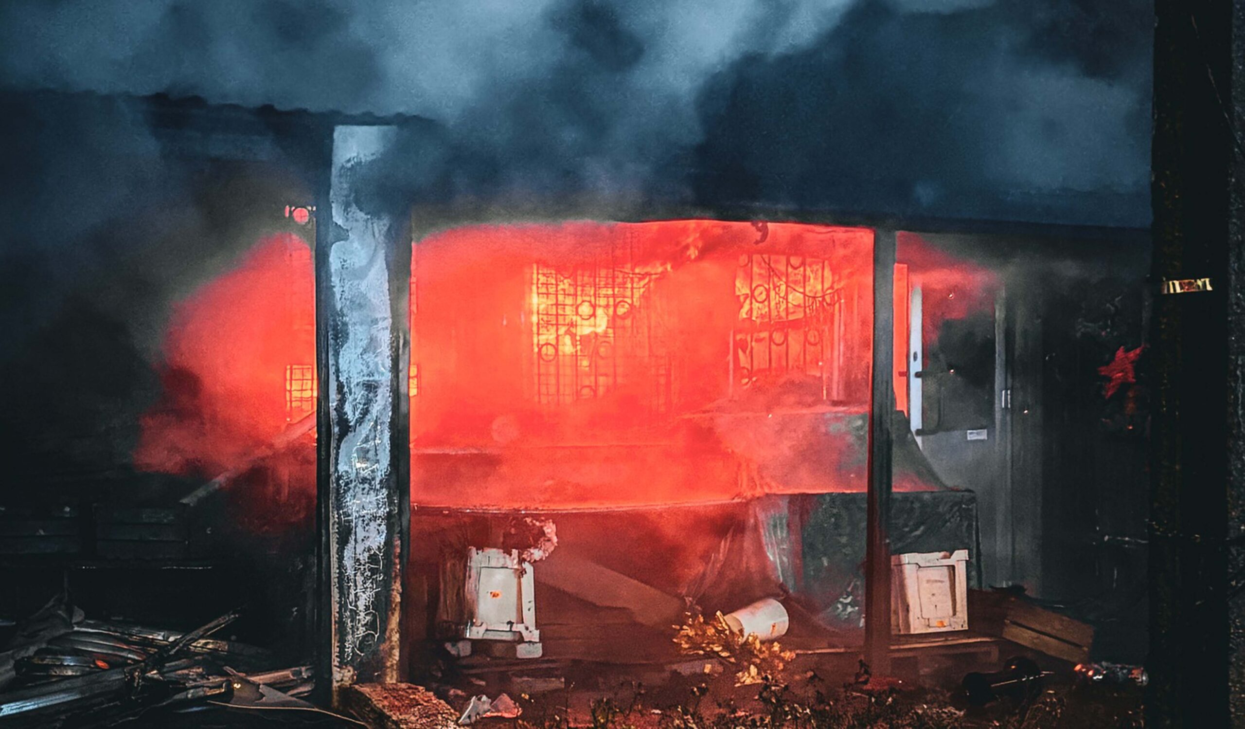 Nocny pożar kontenerów handlowych przy ul. Bakalarskiej w Warszawie