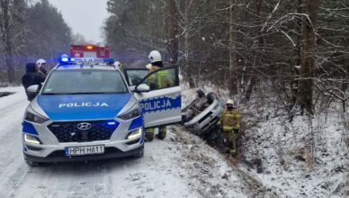 77-latek stracił panowanie nad autem i jazdę zakończył w rowie