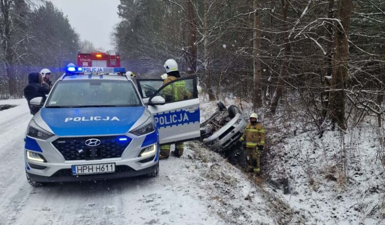 77-latek stracił panowanie nad autem i jazdę zakończył w rowie