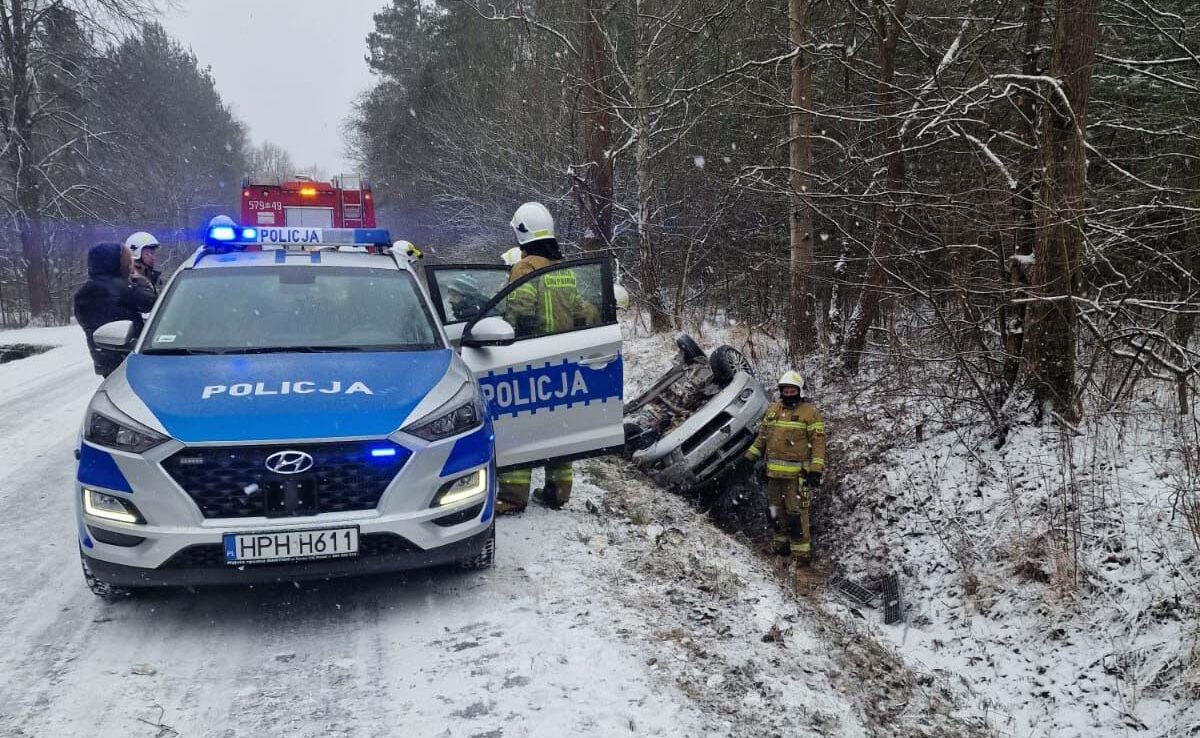 77-latek stracił panowanie nad autem i jazdę zakończył w rowie