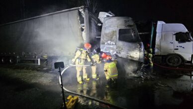 Pożar samochodu ciężarowego spowodowany zerwaną linią energetyczną