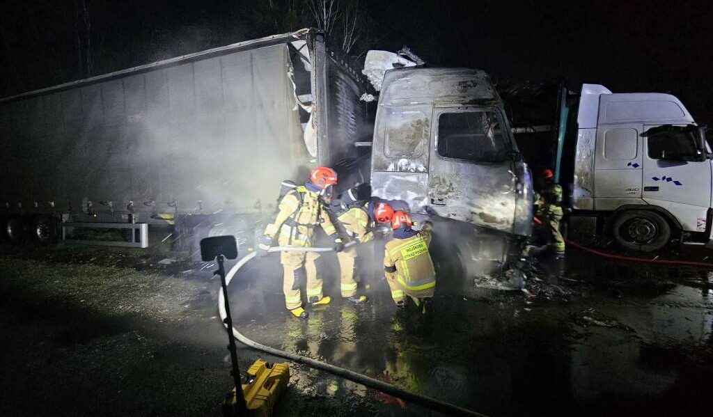 Pożar samochodu ciężarowego spowodowany zerwaną linią energetyczną