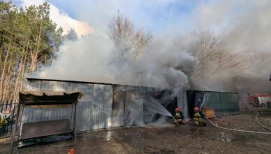 Pożar kompleksu garaży w miejscowości Juliopol