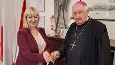 Caritas przekazała pomoc pogorzelcom z ul. Powstańców w Ząbkach