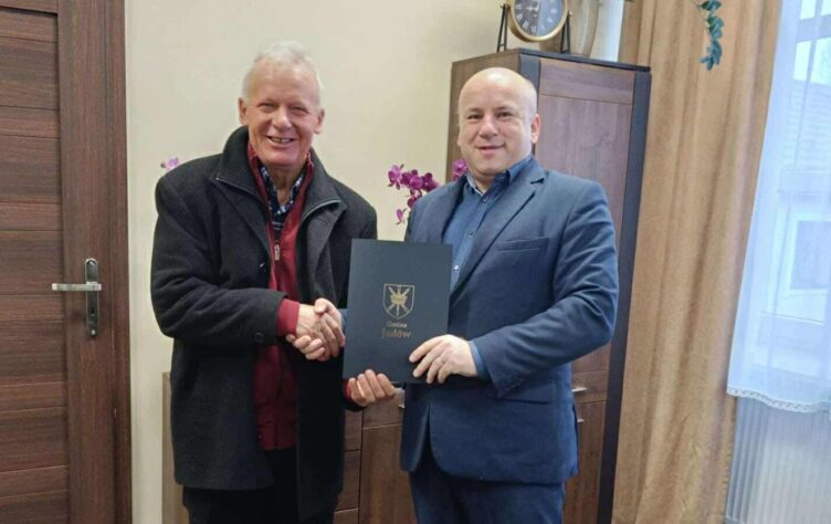 Gmina Jadów z umową na budowę ul. Pięknej w Borzymach. Rusza kolejna inwestycja drogowa