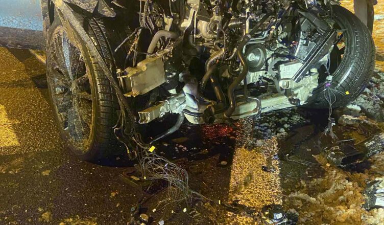 Na S8 osobówka zakończyła jazdę na barierach ochronnych