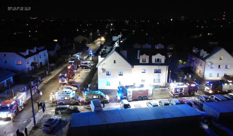 Pożar mieszkania w Wołominie. Dwie osoby poszkodowane, jedna w stanie krytycznym