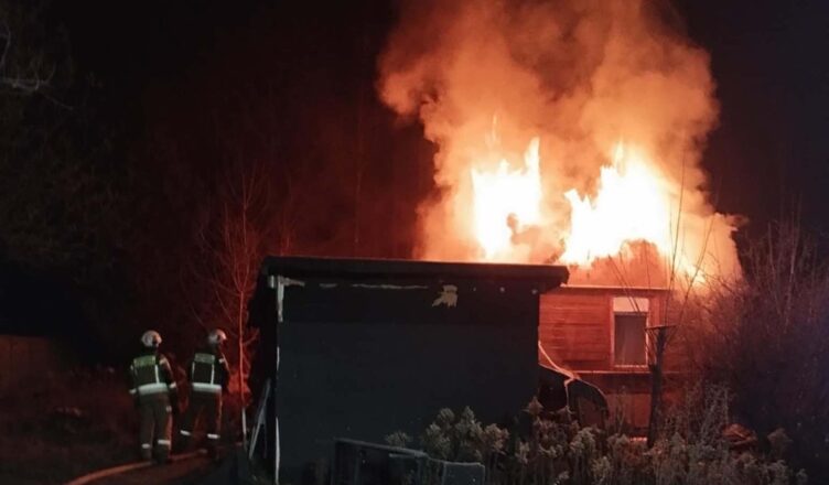 Pożar drewnianego domku letniskowego