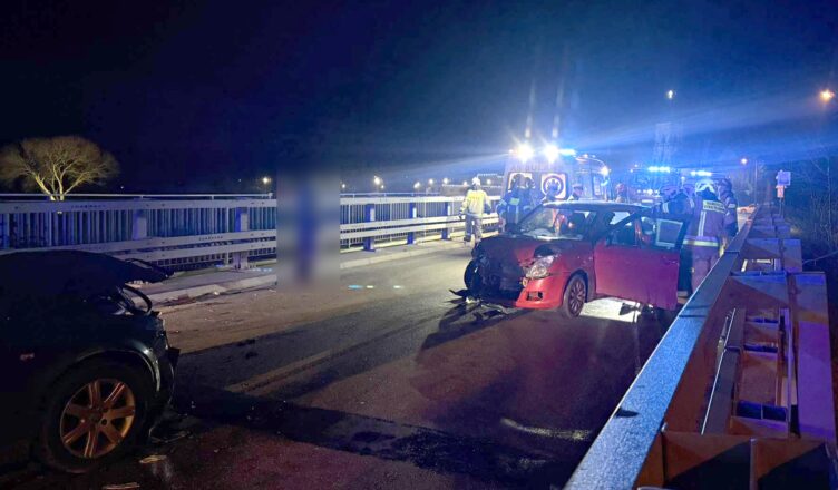 Zderzenie czołowe osobówek w Klembowie