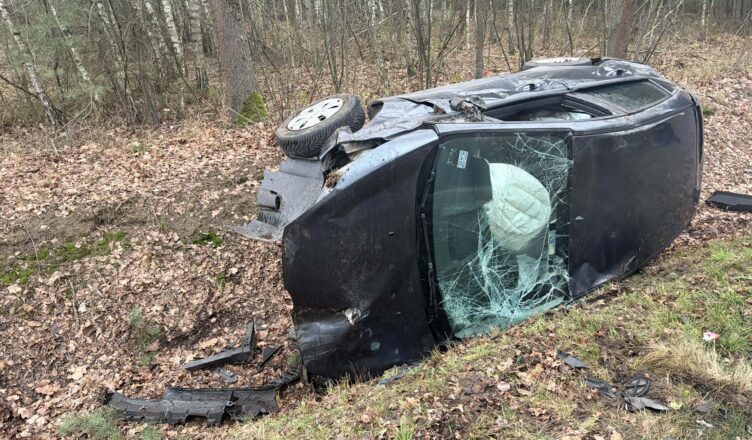 Dachowanie w miejscowości Kury. Interwencja służb ratunkowych po groźnym zdarzeniu drogowym