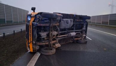 Zderzenie osobówek na S8. Jedno z aut przewróciło się na bok.