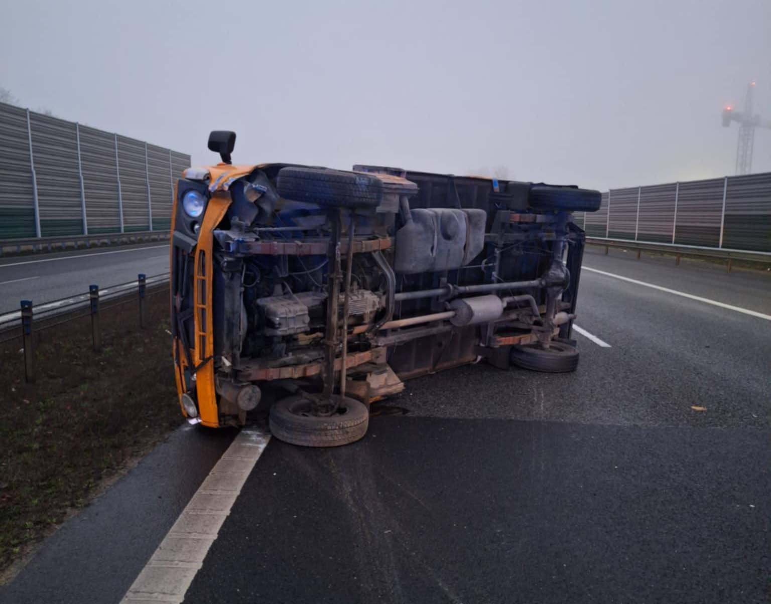 Zderzenie osobówek na S8. Jedno z aut przewróciło się na bok.