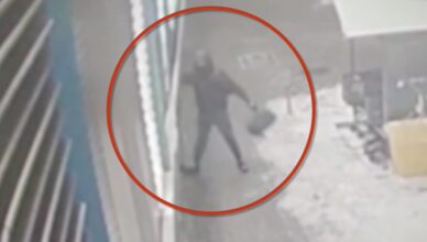 Zastraszyli 16-latka przedmiotem przypominającym maczetę i okradli go [wideo]