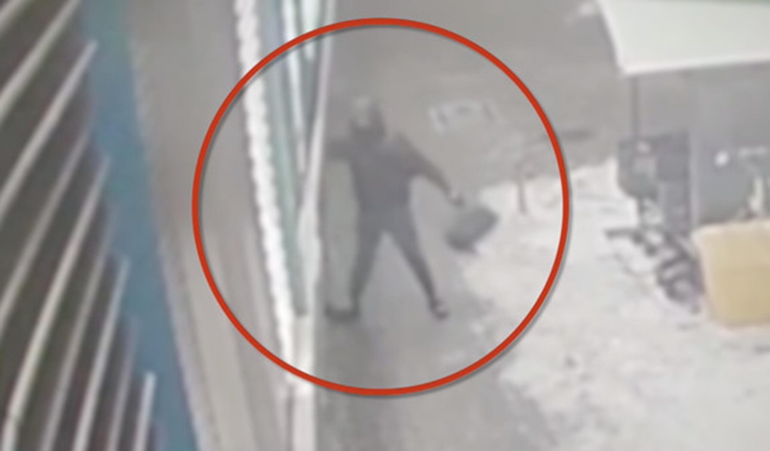 Zastraszyli 16-latka przedmiotem przypominającym maczetę i okradli go [wideo]