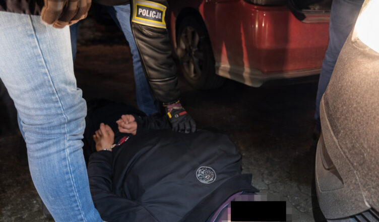 Z bagażnikiem pełnym narkotyków zaparkował tuż obok radiowozu