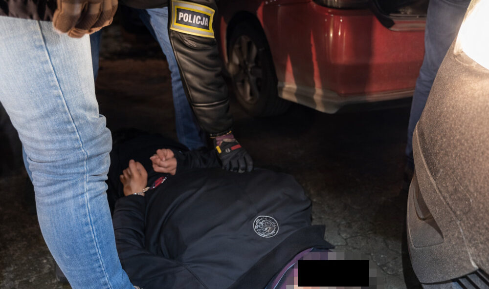 Z bagażnikiem pełnym narkotyków zaparkował tuż obok radiowozu