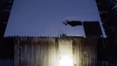 Ukrywał się w leśnym domku, bo był poszukiwany listem gończym