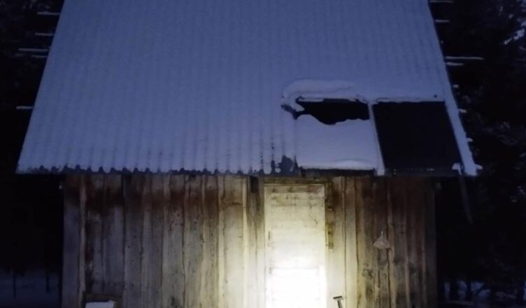 Ukrywał się w leśnym domku, bo był poszukiwany listem gończym