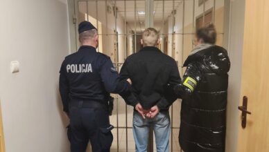 Grożąc nożem ekspedientce, wymusił wydanie pieniędzy z kasy. Został zatrzymany.