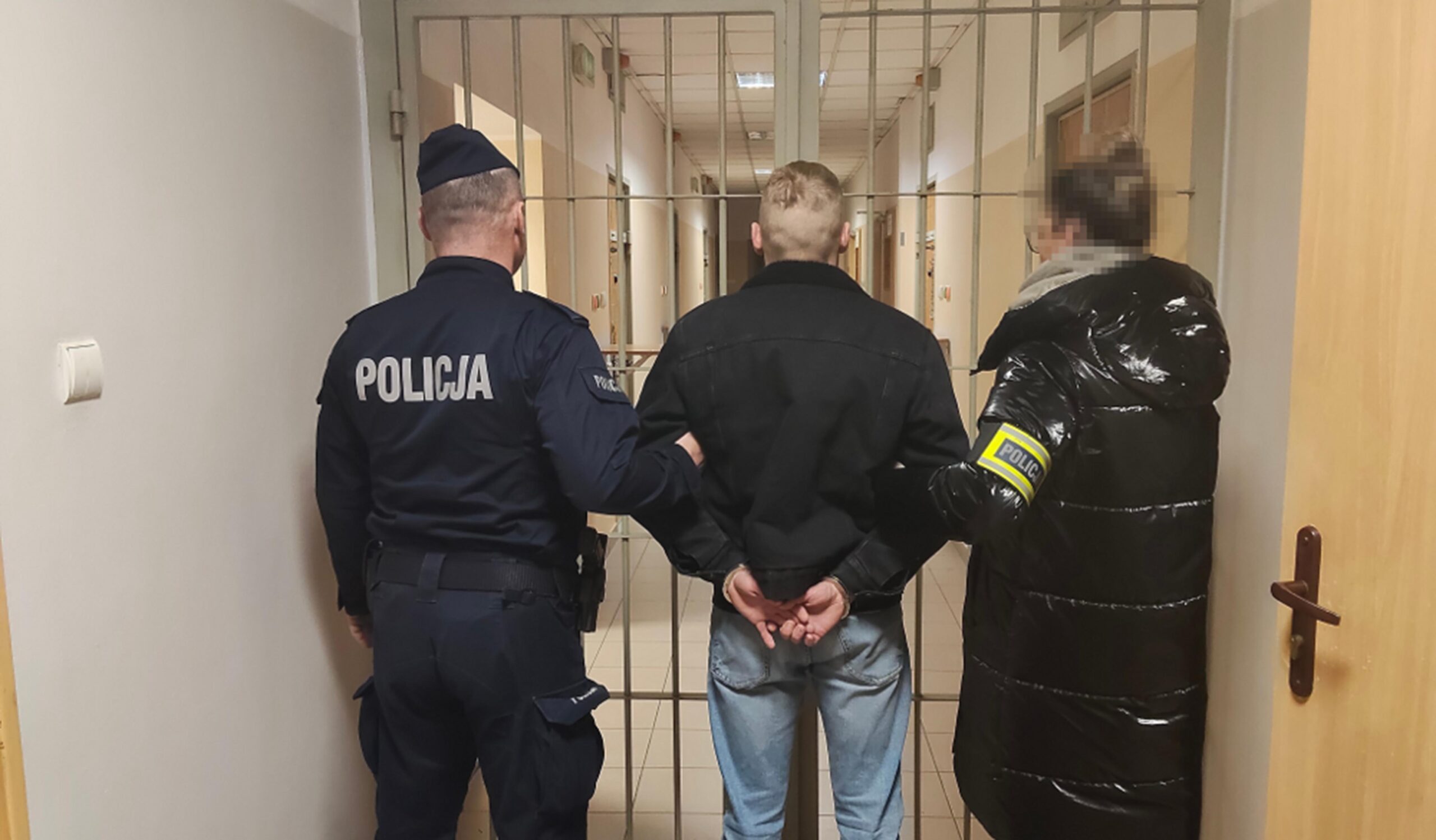 Grożąc nożem ekspedientce, wymusił wydanie pieniędzy z kasy. Został zatrzymany.