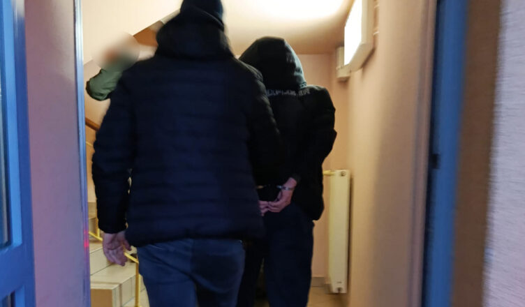 Poszukiwany dwoma listami gończymi zatrzymany przez policjantów