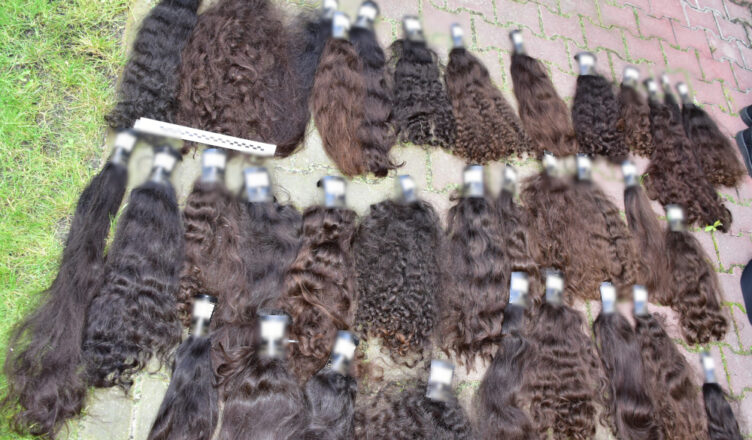 Włamał się do salonu, ukradł i zniszczył włosy za ponad 800 000 złotych