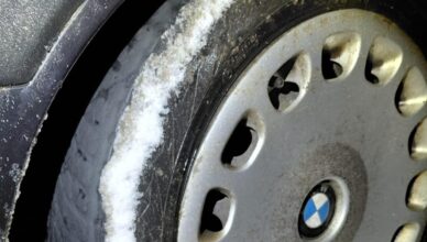 Na łysych oponach w czasie śnieżycy