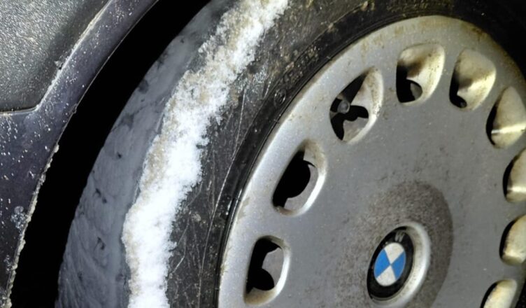 Na łysych oponach w czasie śnieżycy